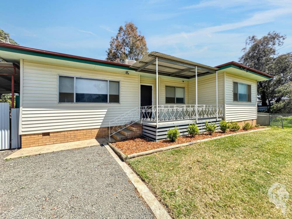 11 Charles Street, WEE WAA, NSW 2388 AUS