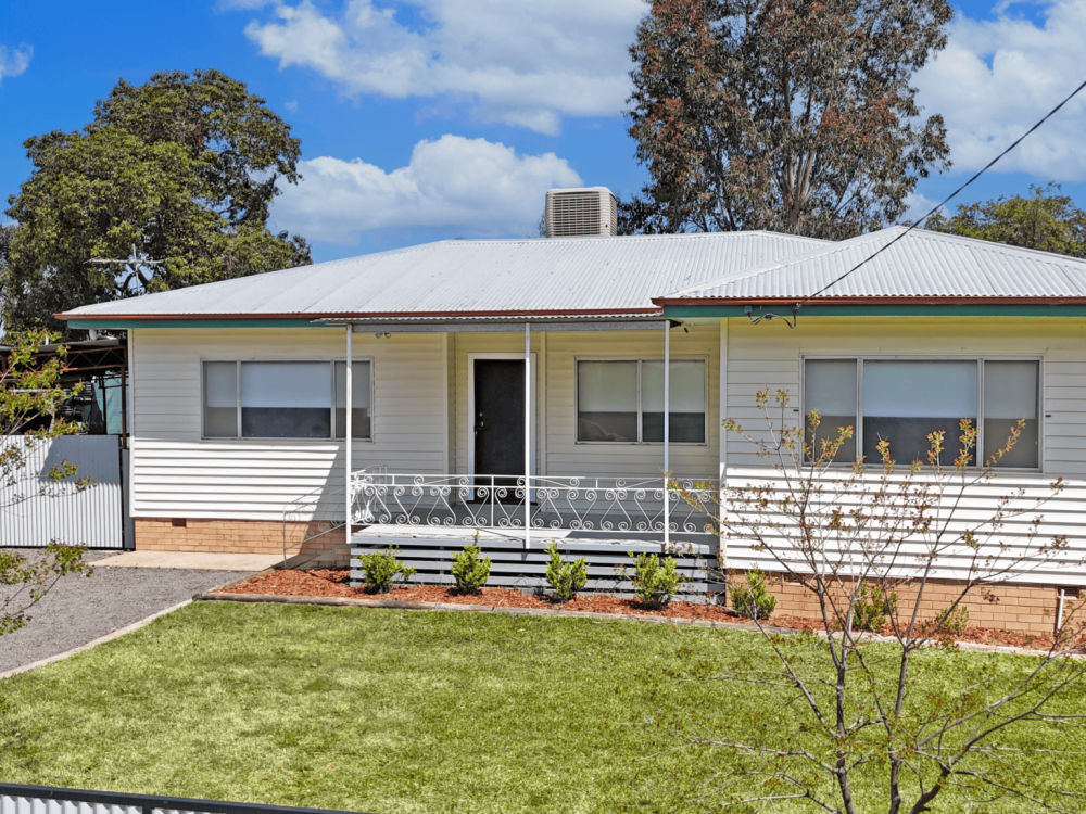 11 Charles Street, WEE WAA, NSW 2388 AUS