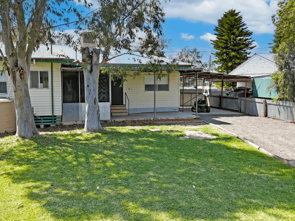 11 Charles Street, WEE WAA, NSW 2388 AUS